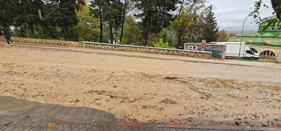 Sağanak etkili oldu, su taşkınları yaşandı