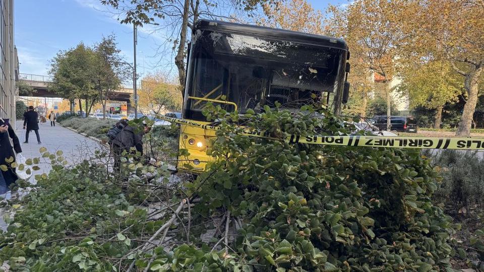 Otobüs şoförü seyir halindeyken kalp krizi geçirdi