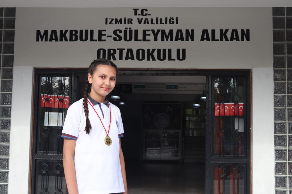 KÜÇÜK KIZ 23 SAYFA KİTABI 20 DAKİKADA OKUYARAK DÜNYA ŞAMPİYONU OLDU İZMİRLİ ZÜMRA OKUMA AZMİ VE YETENEĞİYLE DÜNYA ŞAMPİYONU OLDU KENDİNİ DENEMEK İÇİN GİRDİĞİ YARIŞMADA DÜNYA BİRİNCİSİ OLDU