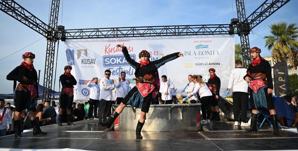 KUŞADASI SOKAK FESTİVALİ COŞKUSU ULUSLARARASI ARENAYA TAŞINDI