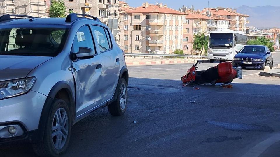 Otomobil ile motosiklet çarpıştı: 1 yaralı