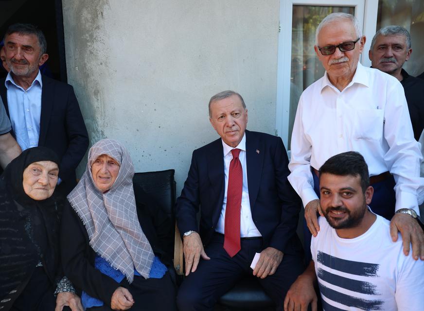 Cumhurbaşkanı Erdoğan Rize'de komşularını ziyaret etti