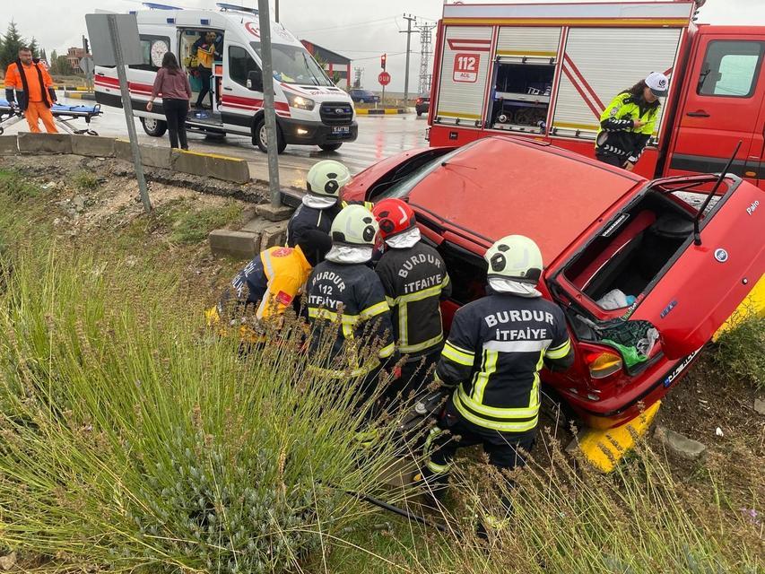 Otobüs ile otomobil çarpıştı: 2 yaralı