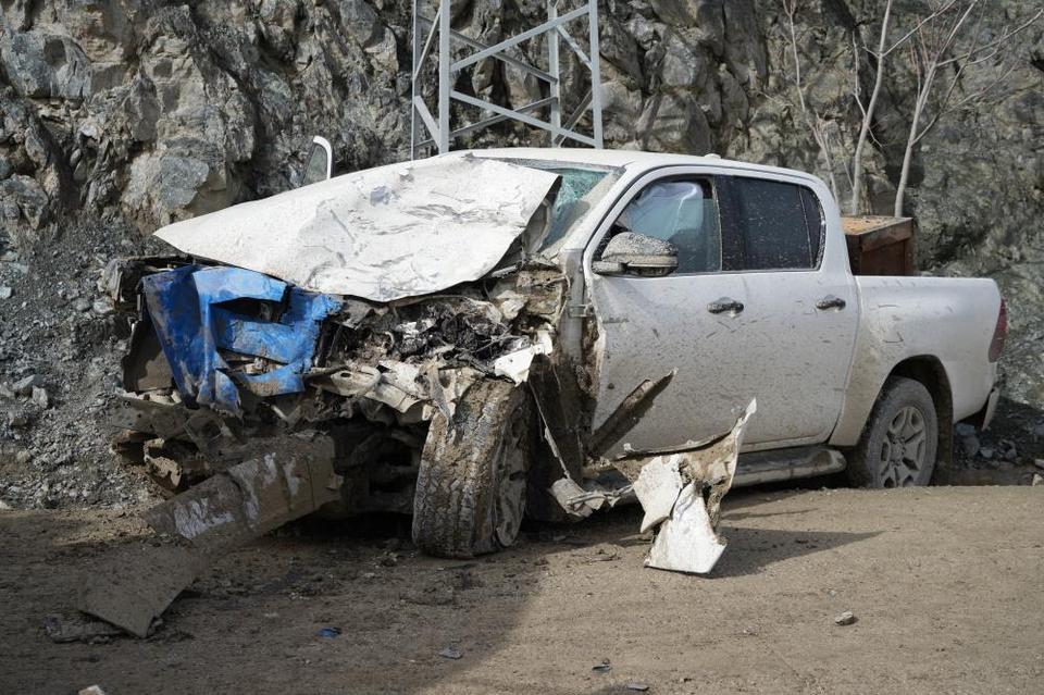 Akaryakıt tankeri ile çarpışan kamyonet hurdaya döndü: 3 yaralı
