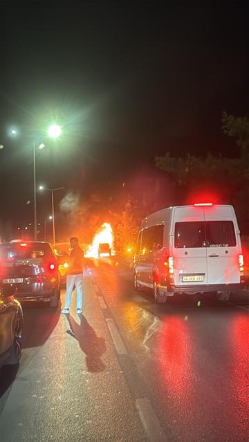Seyir halindeki cip alev topuna döndü, sürücü son anda kurtuldu