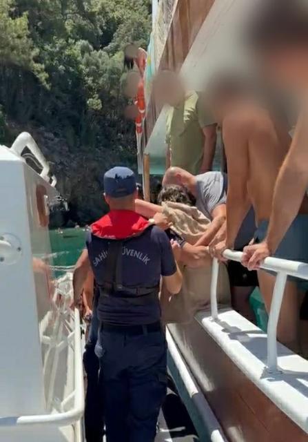 Aydın'da gezi teknesinde panik! Rahatsızlanan çocuk için seferber oldular