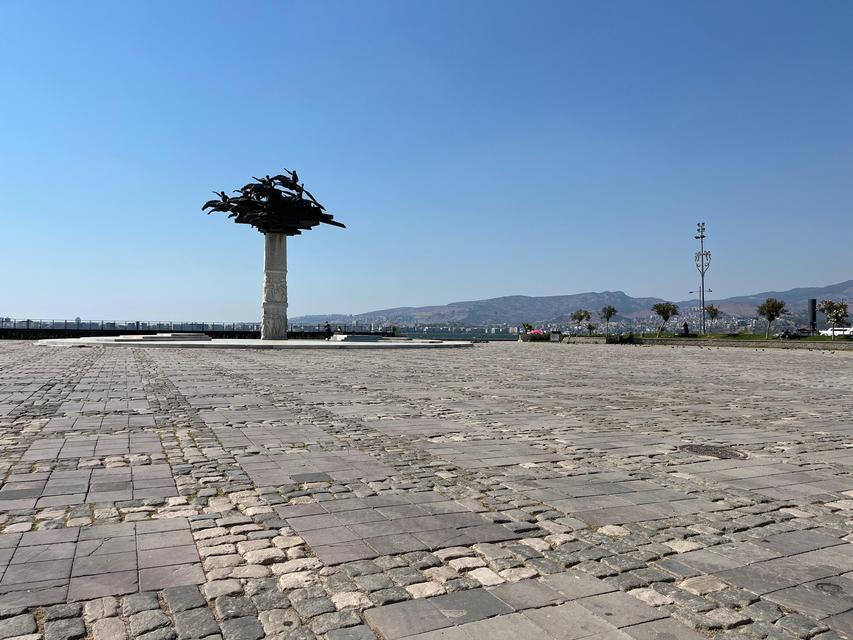 İzmir’de sıcak hava bunalttı, vatandaşlar ağaç gölgelerine kaçtı
