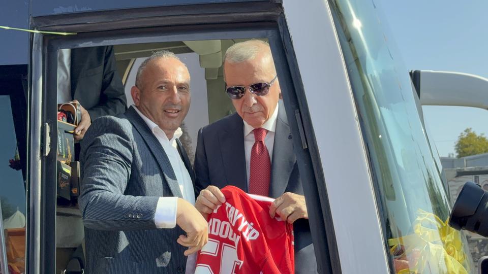 GELİN-DAMAT DÜĞÜN SALONU YERİNE TAYYİP ERDOĞAN'I KARŞILAMAYA GİTTİLER