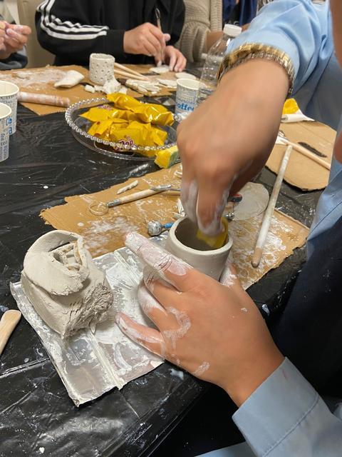 HEM KONAKLIYORLAR HEM AÇILAN KURSLARLA KENDİLERİNİ GELİŞTİRİYORLAR