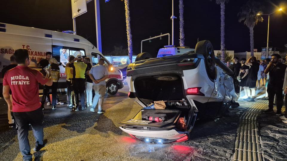 Kavşakta çarpışan otomobil devrildi: 1 yaralı
