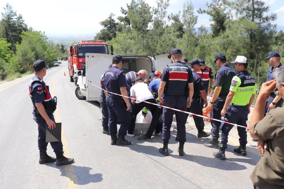 56 metrelik uçuruma yuvarlanan traktörün sürücüsü öldü