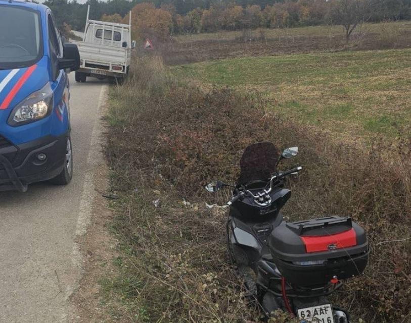 Kontrolden çıkan motosiklet devrilirken, 2 kişi yaralandı