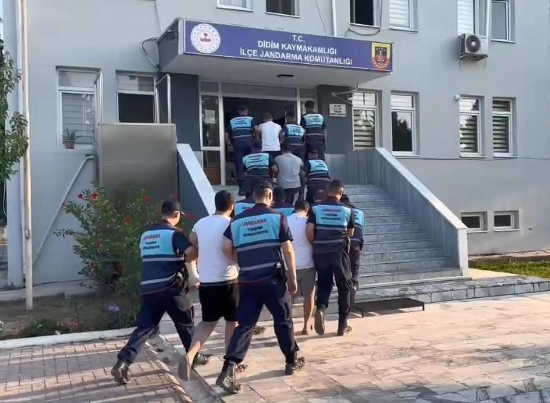 Didim'de tur otobüsüne saldıran 5 şüpheli adliyeye sevk edildi