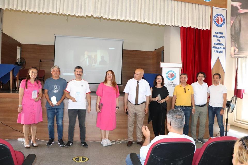 YIL SONU TOPLANTISINDA OKULDAN AYRILAN ÖĞRETMENLERE VEDA EDİLDİ