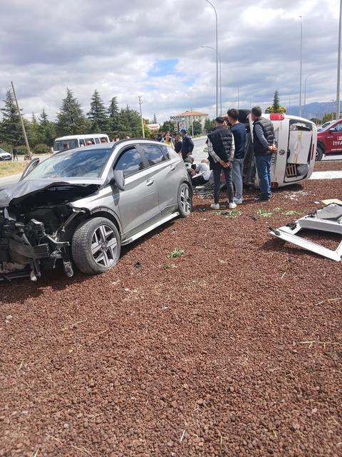 OTOMOBİLLERİN ÇARPIŞTIĞI KAZADA 7 KİŞİ YARALANDI