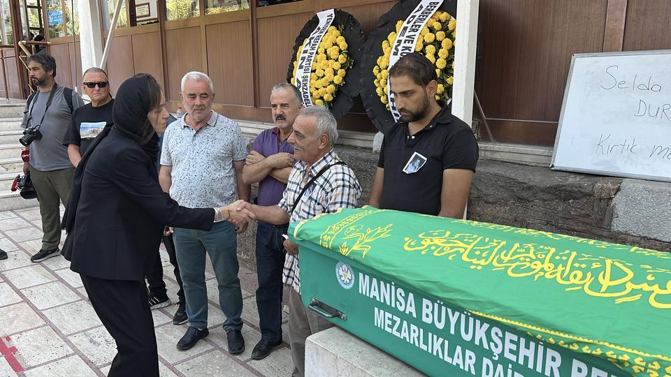 EŞİ TARAFINDAN ÖLDÜRÜLEN KADININ CENAZESİNDE DUYGU DOLU ANLAR MANİSA'DA BOŞANMA AŞAMASINDAKİ EŞİ TARAFINDAN ELLE BOĞULARAK ÖLDÜRÜLEN KADIN SON YOLCULUĞUNA GÖZYAŞLARIYLA UĞURLANDI GÜZELLİK SALONU İŞLETMECİSİ OLAN SELDA ELLER'İN İŞ YERİ ÖNÜNDE YAPILAN HELALLİK ALINMASINDA KIZI RABİA ANNESİNİN TABUTUNA SARILARAK 'KALBİNİ KIRDIYSAM ÖZÜR DİLERİM ANNE' DİYEREK GÖZYAŞLARINA BOĞULDU