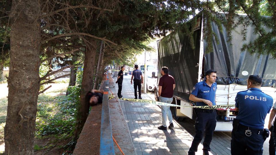 BURSA'DA BİR GENÇ OKUL DUVARININ ÜZERİNDE ÖLÜ BULUNDU