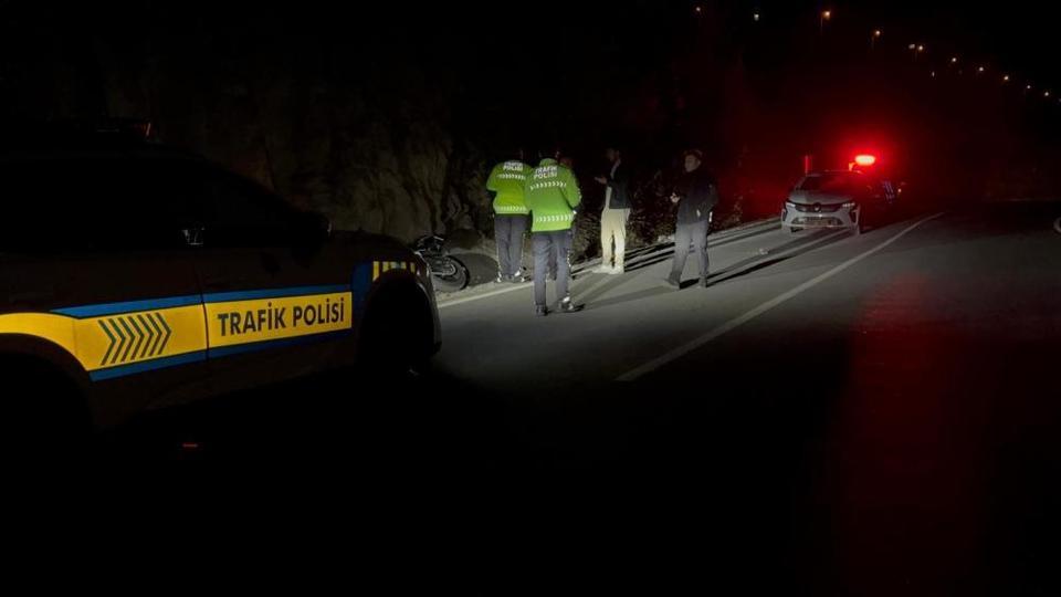 Otomobilin arkadan çarptığı motosiklet yoldan çıktı: 1 yaralı