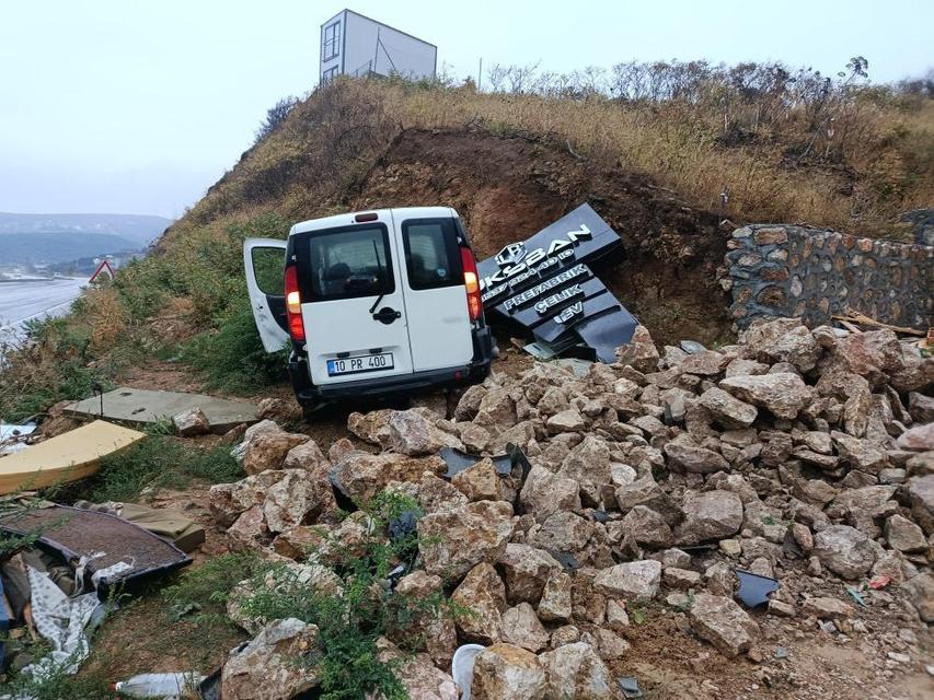 Kaygan yolda ticari araç duvara çarptı, sürücü yaralandı