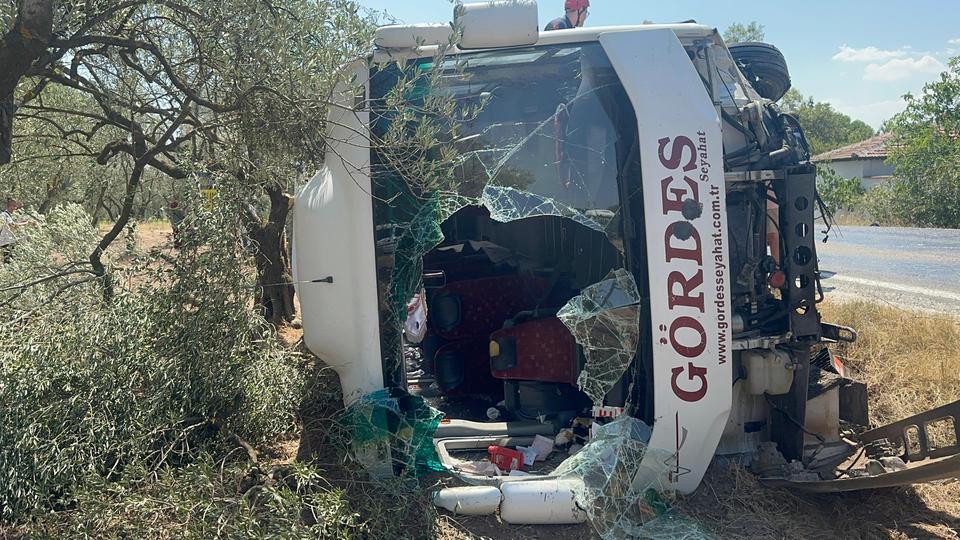 MANİSA'DA KAMYONET OTOBÜSLE ÇARPIŞTI: 10 YARALI