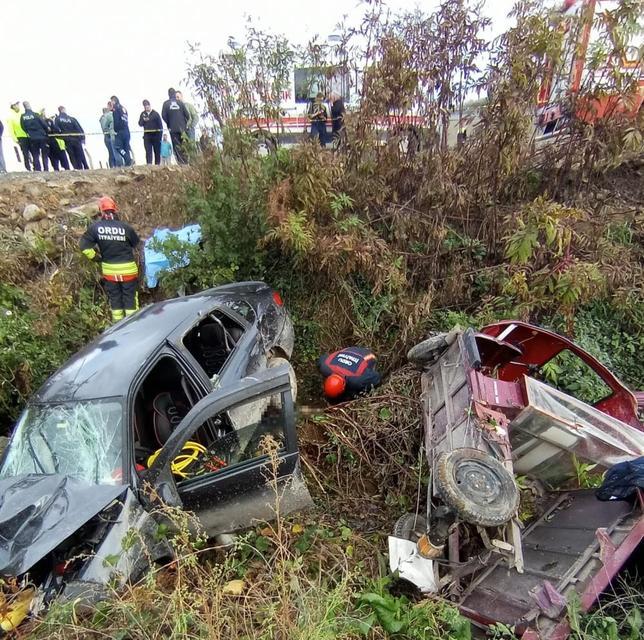 Üç tekerlekli araçla otomobil çarpıştı: Bir çift hayatını kaybetti, 1 kişi yaralandı