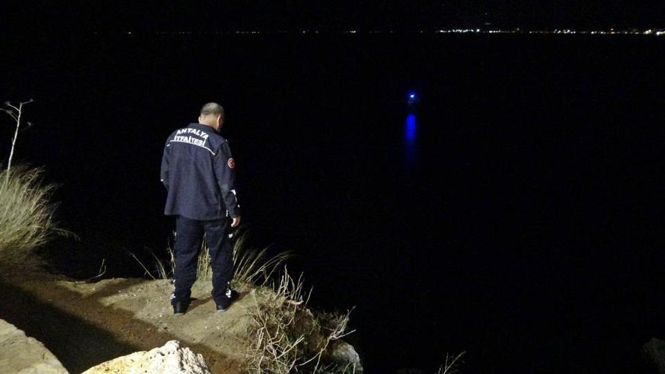 Falezlerden kayalık alana düşen genç yaşamını yitirdi