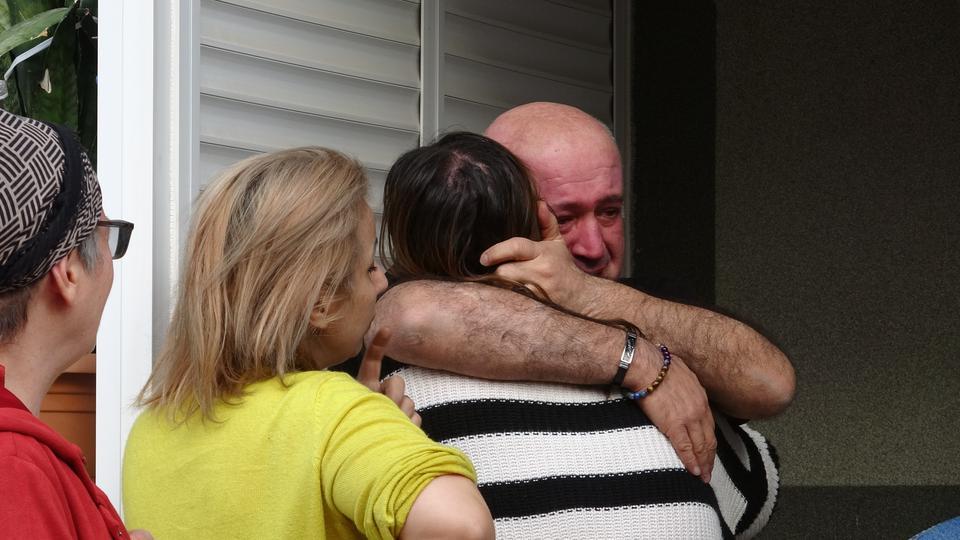 EVLERİ YANAN GENÇ KIZI ANNE VE BABASI SARILARAK TESELLİ ETTİ