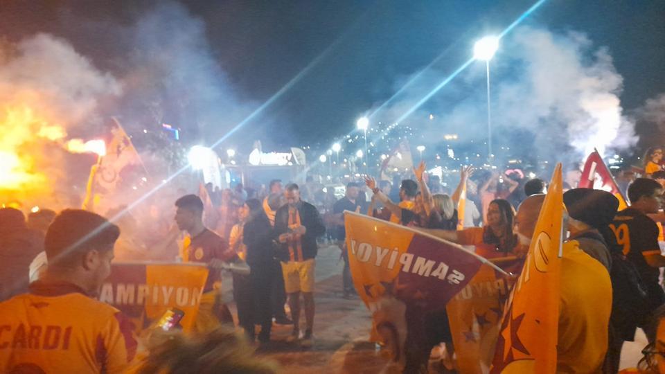 Galatasaray’ın şampiyonluğu Kuşadası’nda kutlandı