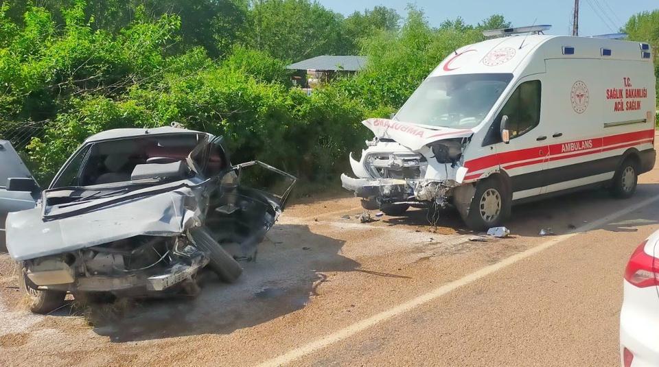 Ambulans ile otomobil çarpıştı: 1 ölü, 4 yaralı