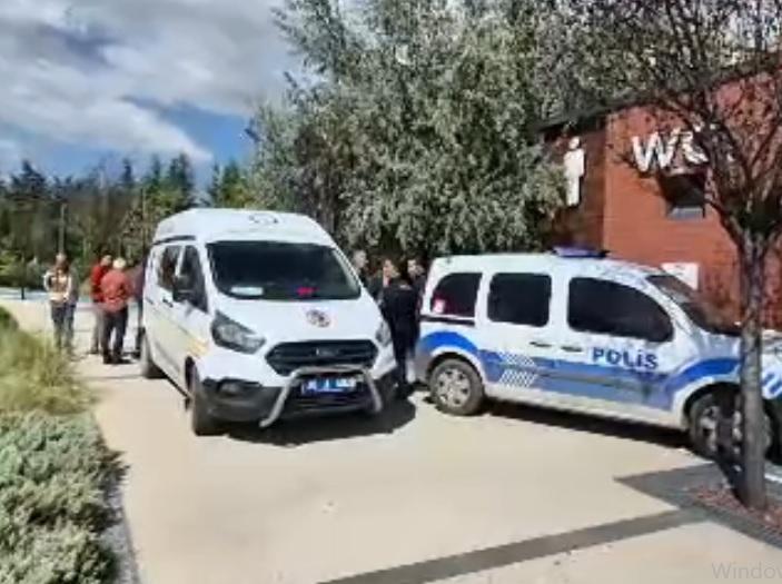 Tuvalette silahla vurulmuş halde ölü bulundu