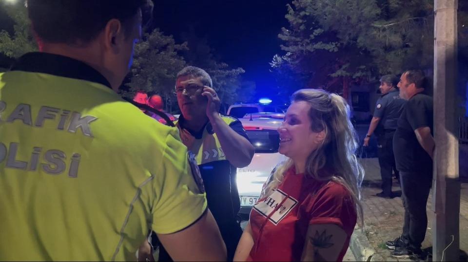 Alkollü kadın sürücü mahalleyi savaş alanına çevirdi