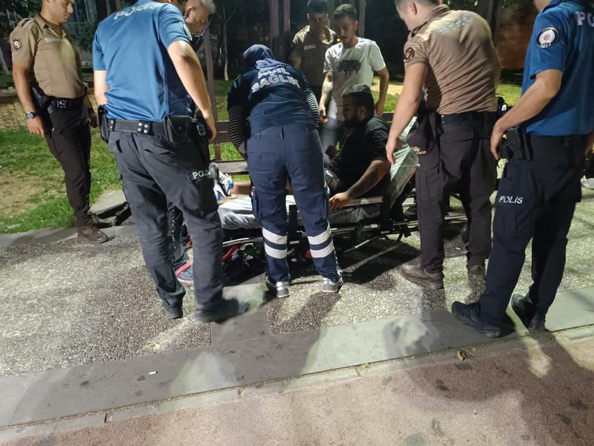 KIZLARIN KAVGASINI AYIRMAK İSTERKEN YARALANDI AİLESİYLE GİTTİĞİ PARKTA KAVGA EDEN KIZ ÇOCUKLARINI AYIRMAK İSTERKEN BIÇAKLANDI