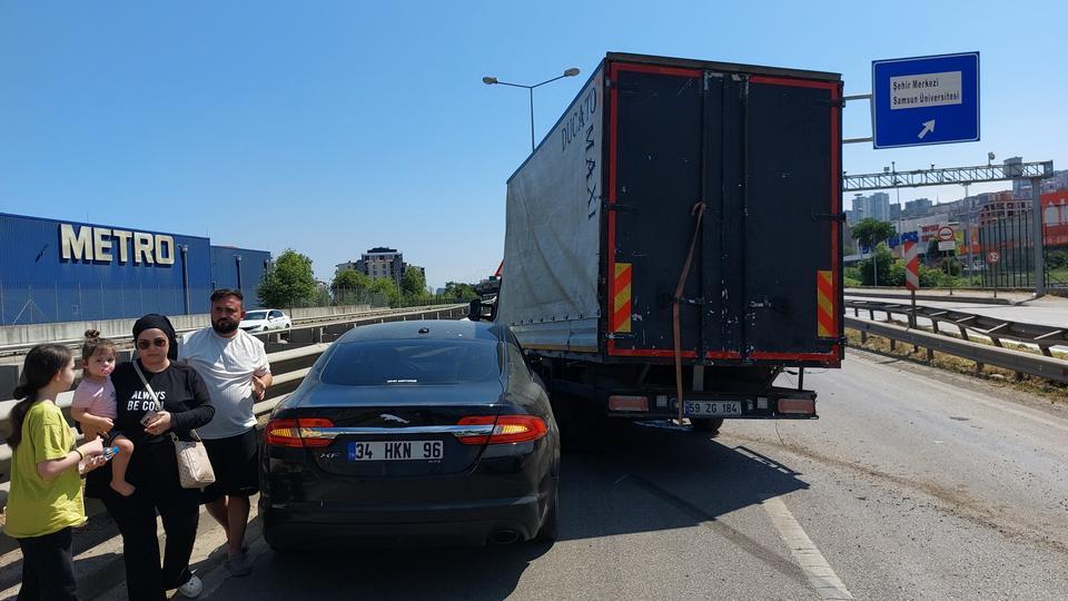 Kamyon ile otomobil çarpıştı