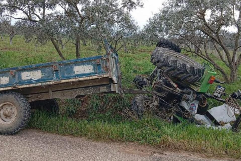 Traktör devrildi, sürücü şans eseri kurtuldu
