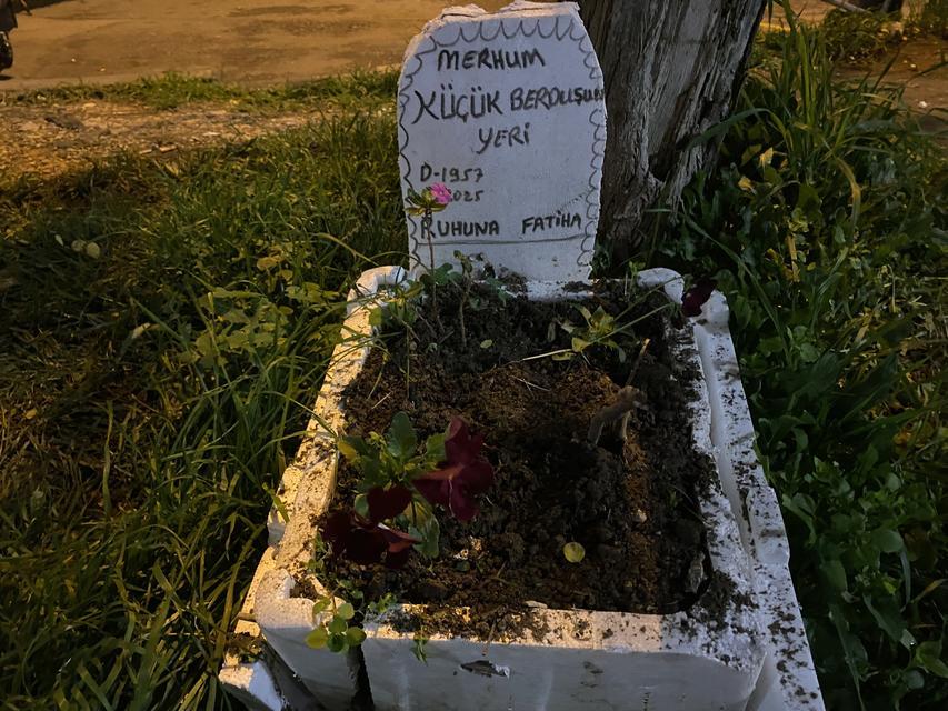 TAKSİCİLERDEN VEFA...ÖLEN MUHABBET KUŞLARI İÇİN MİNİ MEZAR YAPTILAR BURSALI TAKSİCİLER DURAKLARININ YANINA MİNİ MEZARLIK YAPARAK BERDUŞUN ANISINI YAŞATIYORLAR