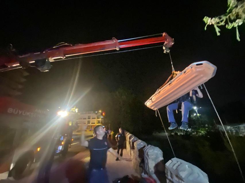Köprüden beton zemine düştü, vinçle kurtarıldı