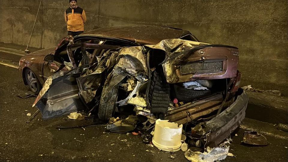 Tırla çarpışan otomobil hurdaya döndü: 5 yaralı