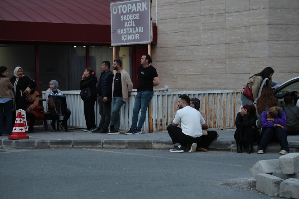 Yaralı öğrencilerin ailelerinin hastane önündeki bekleyişi sürüyor