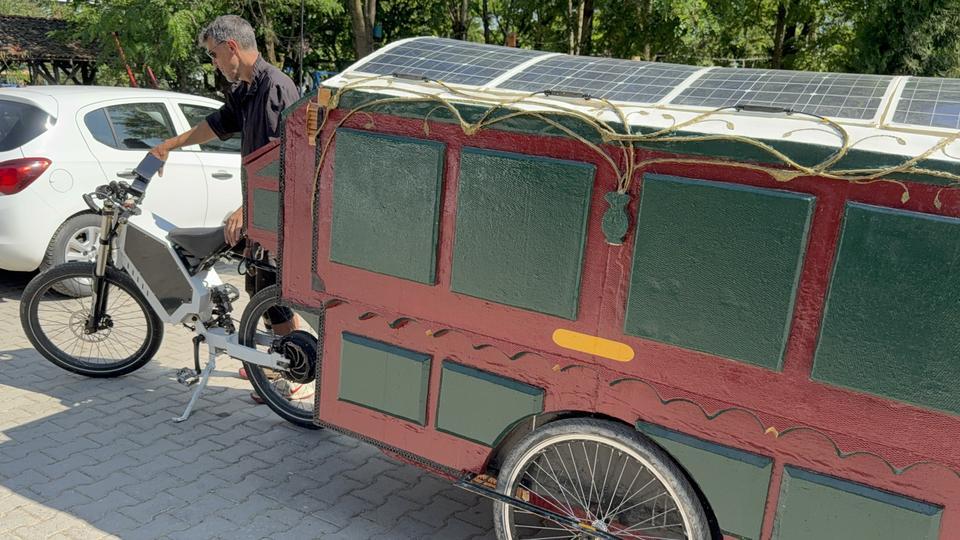 Kendi yaptığı karavan ile dünya turuna çıktı