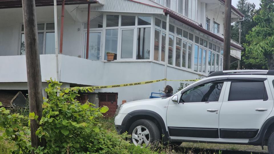 28 YAŞINDAKİ GENÇ EVİNDE ÖLÜ BULUNDU, KIZ ARKADAŞI GÖZALTINDA