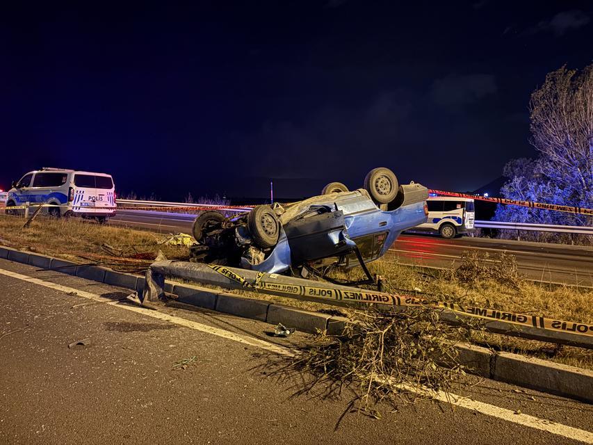 Aydınlatma direğine çarpan otomobil takla attı: 2 ağır yaralı