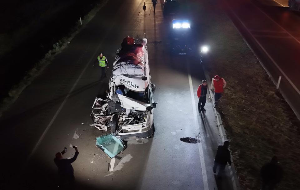 Tarım işçilerini taşıyan minibüs kaza yaptı: Yaralılar var