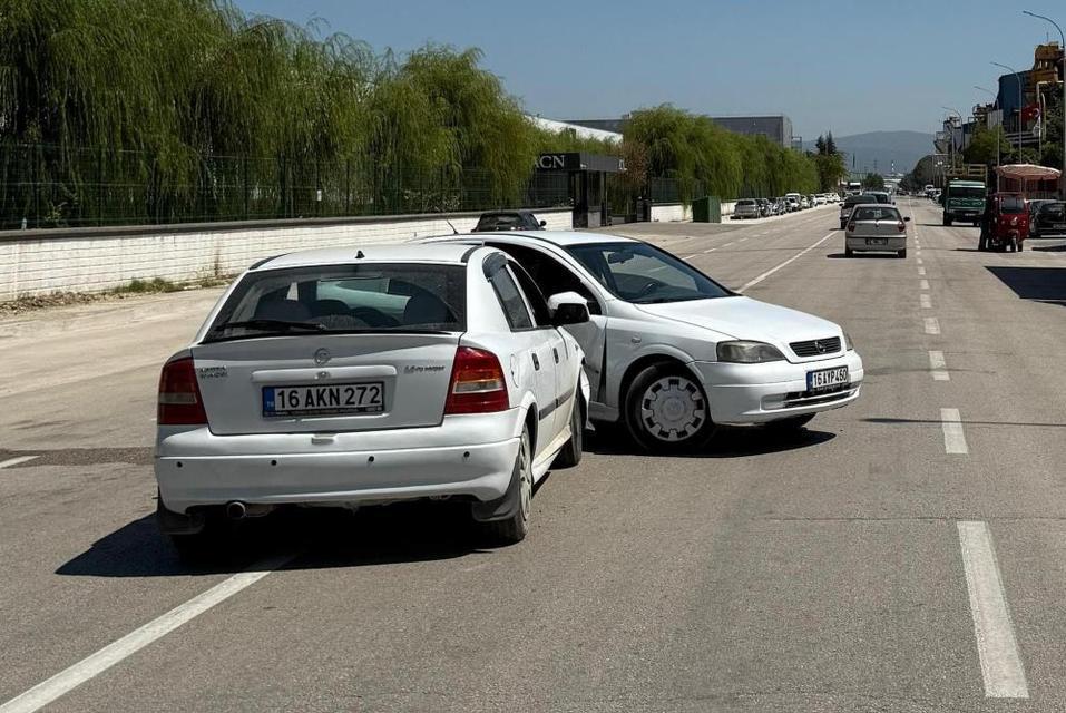 2 otomobil çarpıştı : 2 yaralı