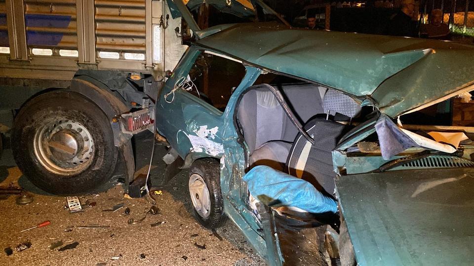 Kazaya karışan otomobil, park halindeki tıra çarptı