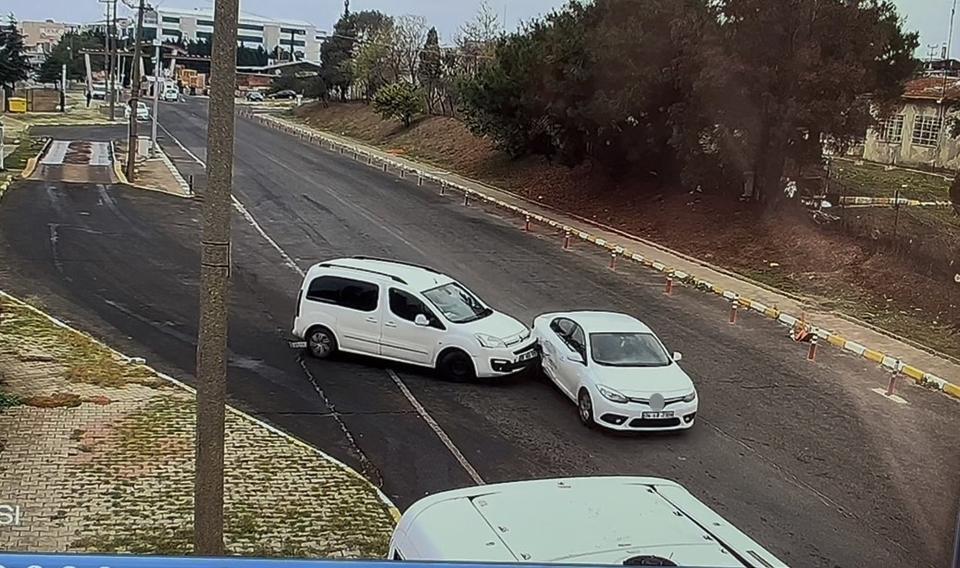 Kontrolsüz dönüş yapan araç kazaya neden oldu: 1 yaralı