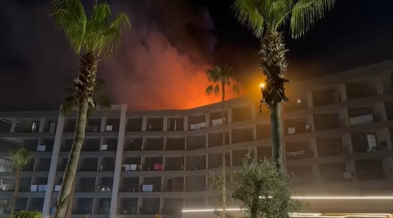 Gece yarısı otelde korkutan yangın! Turistler apar topar tahliye edildi