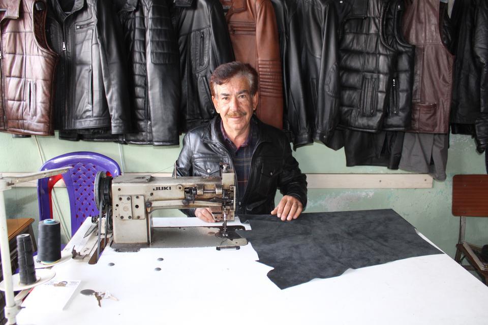 TOPLADIĞI HAM DERİLER, ELİNDE SANATA DÖNÜŞÜYOR KENDİ ÖLÇÜYOR KENDİ DİKİYOR