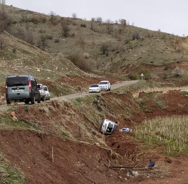 ADIYAMAN'DA HAFİF TİCARİ ARAÇ ŞARAMPOLE YUVARLANDI: 5 YARALI