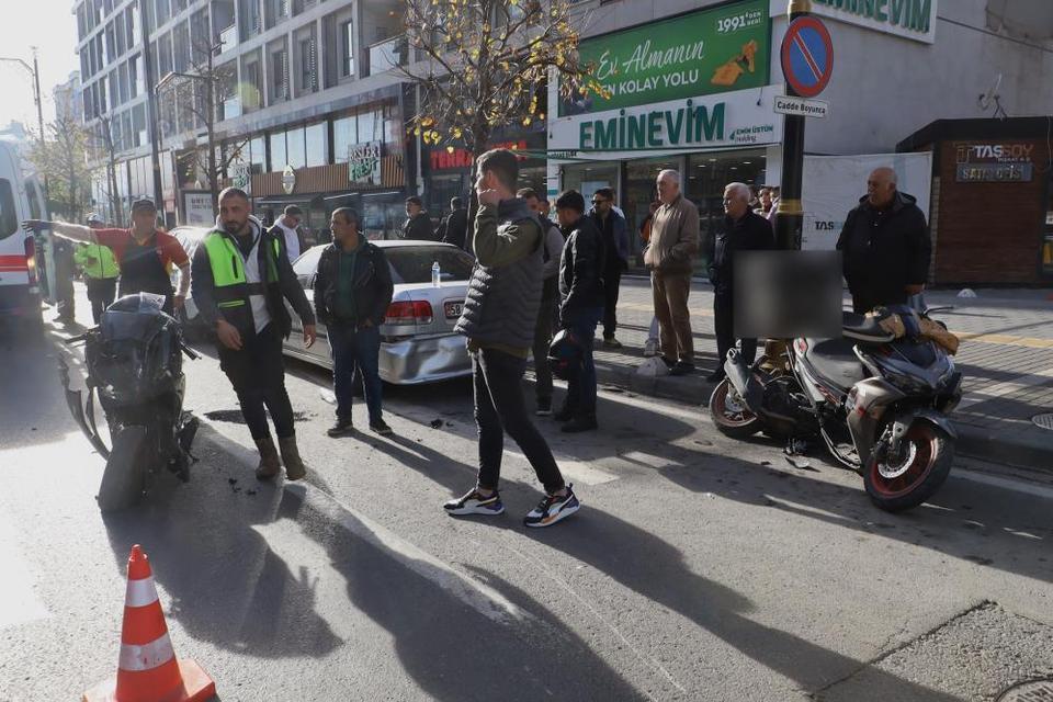 Motosiklet sürücüsünün dikkatsizliği kazaya neden oldu: 2 kişi yaralandı
