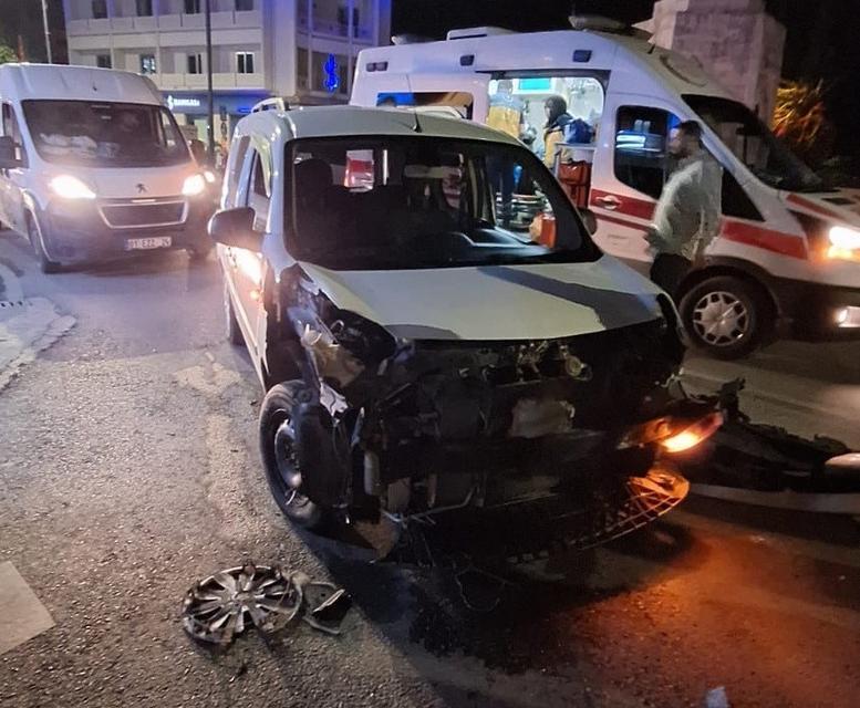 Hafif ticari araç ile motosikletin çarpıştı